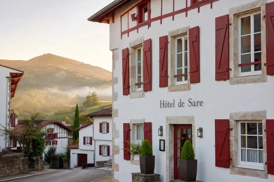 Hôtel Sare Pays Basque : vue d’un hôtel de charme dans le village de Sare avec les collines basques en arrière-plan