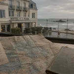 Hotel bord de mer en bretagne : vue mer depuis l’hôtel, front de mer à pied