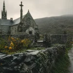 Les plus beaux villages des Monts d’Arrée : muret d’ardoise, église d’Huelgoat en brume