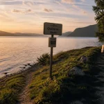 Plage de Challières : accès D991, chien en laisse au bord du lac du Bourget