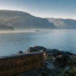 Visiter la Savoie : lac du Bourget, abbaye de Hautecombe au loin