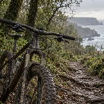 Rando Bretagne VTT sur chemin terreux en sous-bois breton