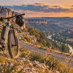 Rando velo aveyron : vélo VAE sur route entre Grands Causses et vallée