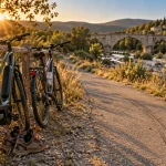 Luberon à vélo : véloroute du Calavon avec deux VAE en golden hour